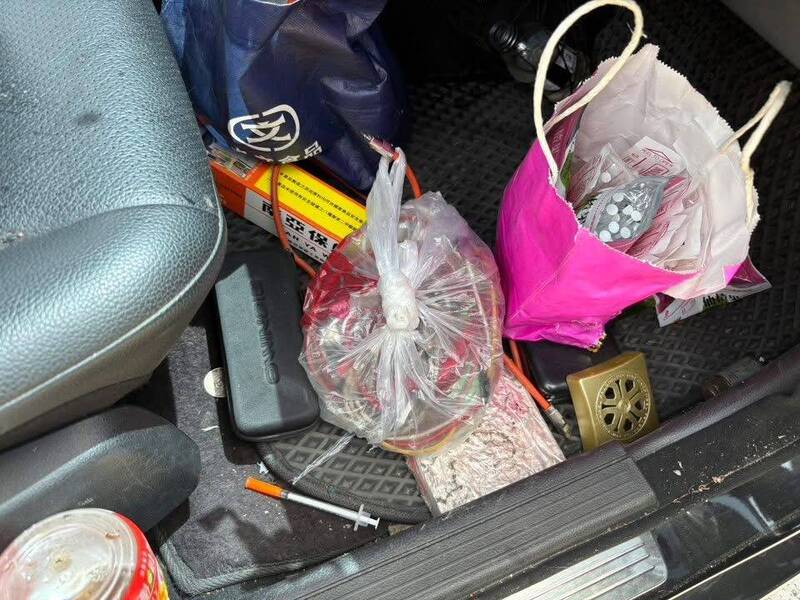 陳姓毒蟲駕車拒檢逃逸,經警匪追逐最後撞上休旅車,車內起出海洛因、安非他命、大麻等毒品。(草屯警方提供) 陳姓毒蟲駕車拒檢逃逸,經警匪追逐最後撞上休旅車,車內起出海洛因、安非他命、大麻等毒品。(草屯警方提供)