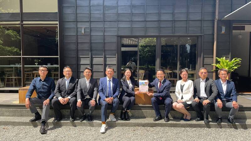 日本和歌山市議員拜會新竹市民進黨多名市議員,為和歌山市5月要舉辦的國際音樂祭,邀東園國及陽光國小學生參與。民進黨議員今與日籍議員在辛志平故居交流對談。(市議員楊玲宜提供) 日本和歌山市議員拜會新竹市民進黨多名市議員,為和歌山市5月要舉辦的國際音樂祭,邀東園國及陽光國小學生參與。民進黨議員今與日籍議員在辛志平故居交流對談。(市議員楊玲宜提供)