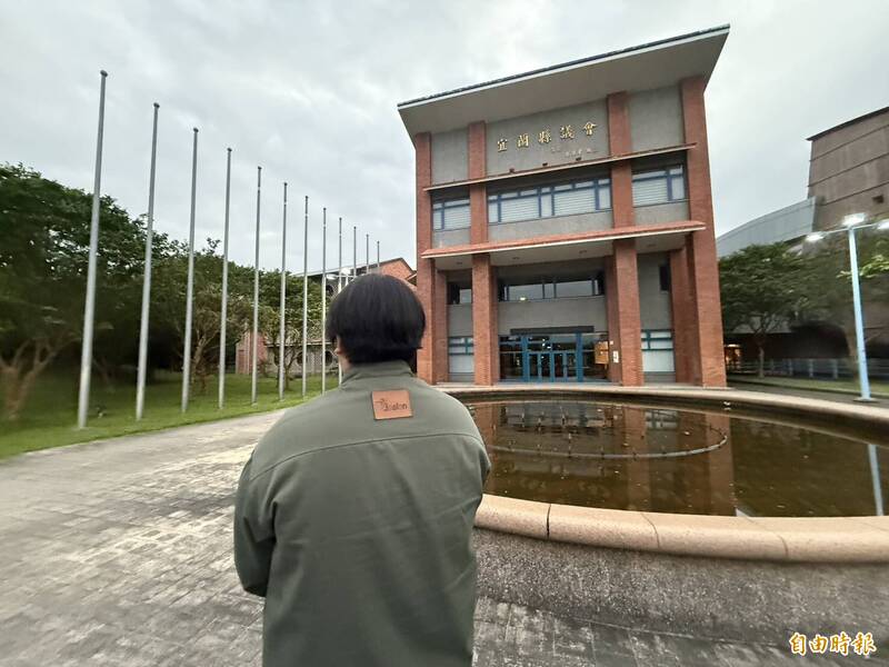 宜蘭某高商班聯會卸任幹部今晚6時出面受訪,指控有教師長期霸凌學生但被學校漠視。(記者王峻祺攝) 宜蘭某高商班聯會卸任幹部今晚6時出面受訪,指控有教師長期霸凌學生但被學校漠視。(記者王峻祺攝)