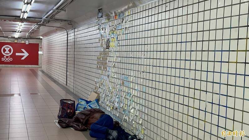 台中廣三不斷收到居民與通行民眾電話投訴牆面髒亂、汙損,因此清除部分連儂牆。(記者蘇孟娟攝) 台中廣三不斷收到居民與通行民眾電話投訴牆面髒亂、汙損,因此清除部分連儂牆。(記者蘇孟娟攝)