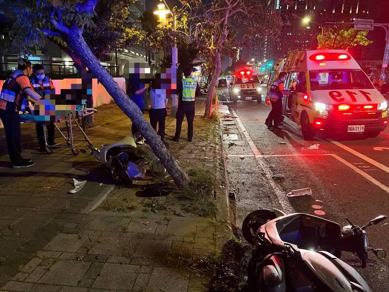 南市消防局救護車與救護員到場救援兩名遭撞受傷的機車男騎士。(民眾提供) 南市消防局救護車與救護員到場救援兩名遭撞受傷的機車男騎士。(民眾提供)