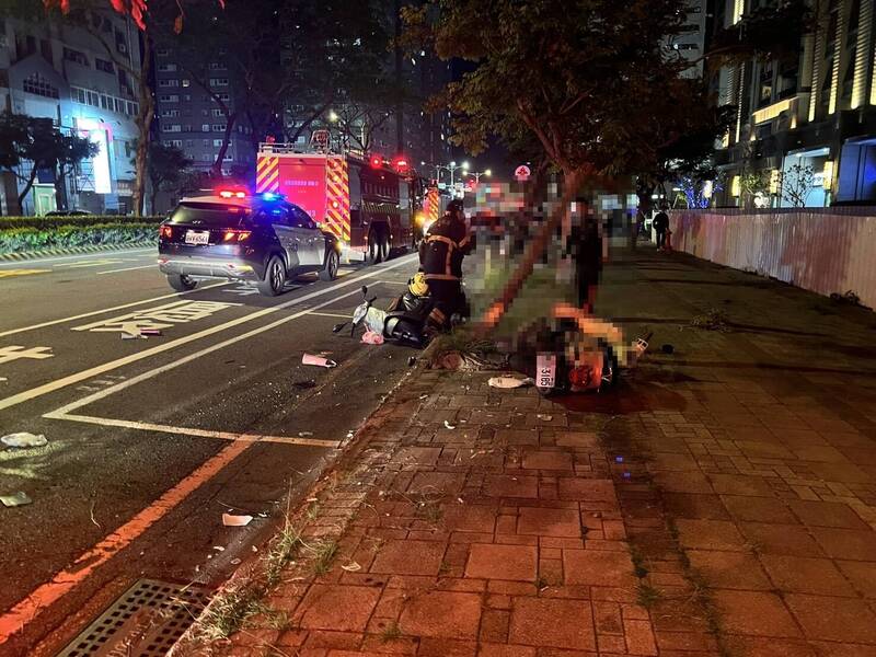 南市消防局救護車與救護員及員警到場救援兩名遭撞受傷的機車男騎士。(民眾提供) 南市消防局救護車與救護員及員警到場救援兩名遭撞受傷的機車男騎士。(民眾提供)