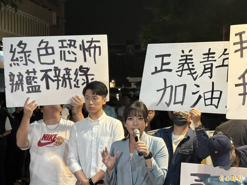 國民黨發言人楊智伃(拿麥克風者)批評,執政黨搜索國民黨年輕人,就只是因為他們意見與民進黨不合,大家要在這塊島嶼勇敢發聲,站出來給這些正義青年力量。(記者陳奕劭攝) 國民黨發言人楊智伃(拿麥克風者)批評,執政黨搜索國民黨年輕人,就只是因為他們意見與民進黨不合,大家要在這塊島嶼勇敢發聲,站出來給這些正義青年力量。(記者陳奕劭攝)