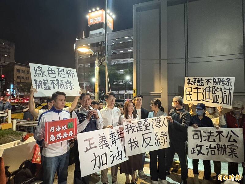 新北市國民黨團發起「新北市戰到底,聲援正義青年」,國民黨籍新北市議員(左起)陳偉杰、林國春、江怡臻、呂家愷到場聲援。(記者陳奕劭攝) 新北市國民黨團發起「新北市戰到底,聲援正義青年」,國民黨籍新北市議員(左起)陳偉杰、林國春、江怡臻、呂家愷到場聲援。(記者陳奕劭攝)