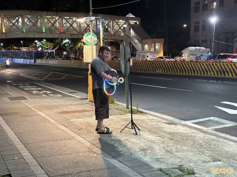 網紅「四叉貓」在新北檢外面直播。 (記者陳奕劭攝) 網紅「四叉貓」在新北檢外面直播。 (記者陳奕劭攝)