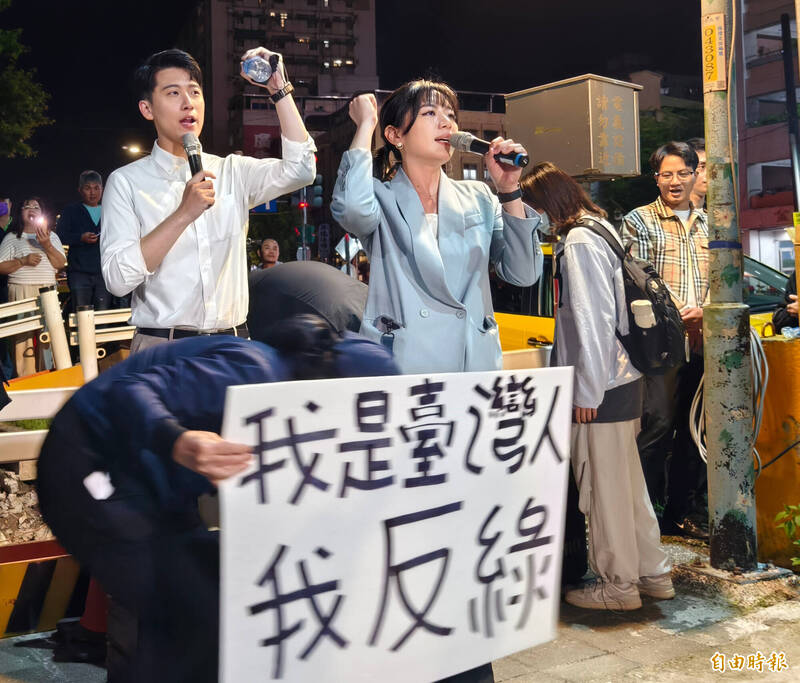 國民黨發言人楊智伃(中)新北地檢署外帶隊喊口號抗議。(記者王藝菘攝) 國民黨發言人楊智伃(中)新北地檢署外帶隊喊口號抗議。(記者王藝菘攝)