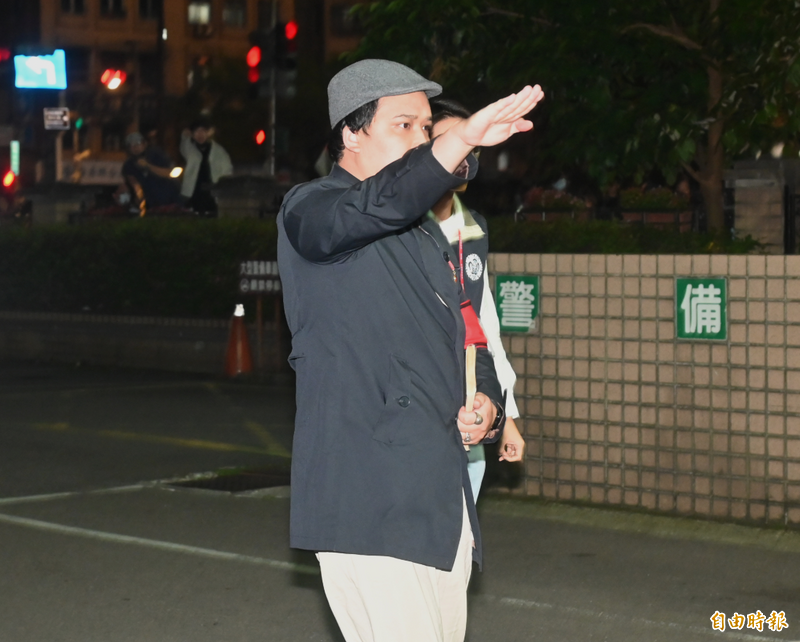 宋建樑15日晚間戴上象徵納粹「卐」字臂章赴新北檢應訊。(記者王藝菘攝) 宋建樑15日晚間戴上象徵納粹「卐」字臂章赴新北檢應訊。(記者王藝菘攝)
