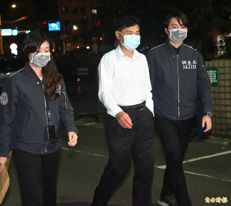 新北地檢署針對罷免立委蘇巧慧、吳琪銘、張宏陸、李坤城的四大罷團涉幽靈聯署,帶回20多人偵訊。圖為國民黨板橋區黨部主任謝慶認(中)。 (記者王藝菘攝) 新北地檢署針對罷免立委蘇巧慧、吳琪銘、張宏陸、李坤城的四大罷團涉幽靈聯署,帶回20多人偵訊。圖為國民黨板橋區黨部主任謝慶認(中)。 (記者王藝菘攝)