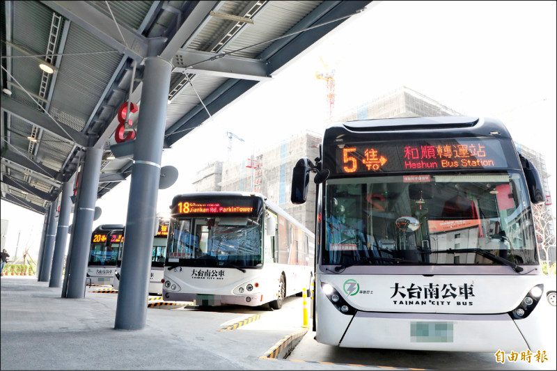 和順轉運站佔地近一公頃,設有大客車月台十二席。(記者王姝琇攝) 和順轉運站佔地近一公頃,設有大客車月台十二席。(記者王姝琇攝)