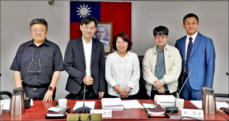 嘉義市長黃敏惠(中)昨天出席內政部都委會,與內政部政務次長董建宏(左二)、國土署副署長徐燕興(左一)等官員合影。 (嘉市政府提供) 嘉義市長黃敏惠(中)昨天出席內政部都委會,與內政部政務次長董建宏(左二)、國土署副署長徐燕興(左一)等官員合影。 (嘉市政府提供)