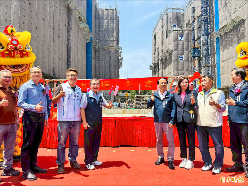 高雄市大寮區社會住宅新建工程昨舉行上樑典禮,預計明年7月完工。(記者陳文嬋攝) 高雄市大寮區社會住宅新建工程昨舉行上樑典禮,預計明年7月完工。(記者陳文嬋攝)