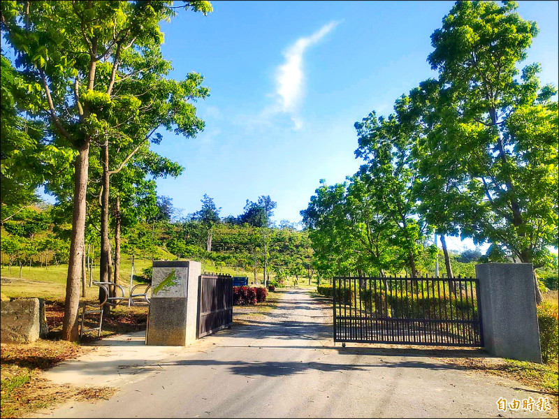 雙湖公園北側仁武端入口,未來將成為公園主要出入動線,也可串聯三民、仁武交通路網。
(記者王榮祥攝) 雙湖公園北側仁武端入口,未來將成為公園主要出入動線,也可串聯三民、仁武交通路網。
(記者王榮祥攝)