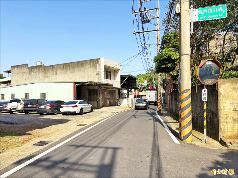 市府工務局規劃楊梅甡甡路拓寬工程,尚有第三期將銜接中山南路。(記者李容萍攝) 市府工務局規劃楊梅甡甡路拓寬工程,尚有第三期將銜接中山南路。(記者李容萍攝)