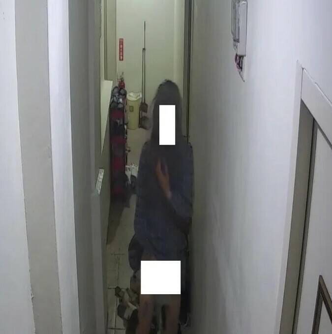 台中警方查獲一名男子扮女裝闖入出租套房，拿女用內褲自慰。（圖由民眾提供）