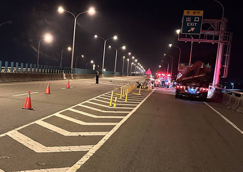 賓士車撞上台84線學甲交流道匝道口分向島、護欄。（民眾提供）