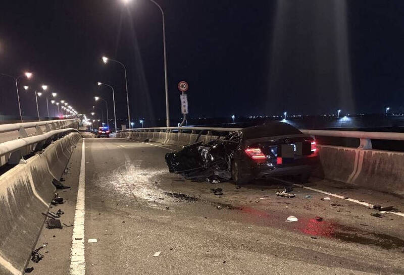 賓士車撞上台84線學甲交流道匝道口的分向島後，再衝撞匝道右側護欄。（民眾提供）