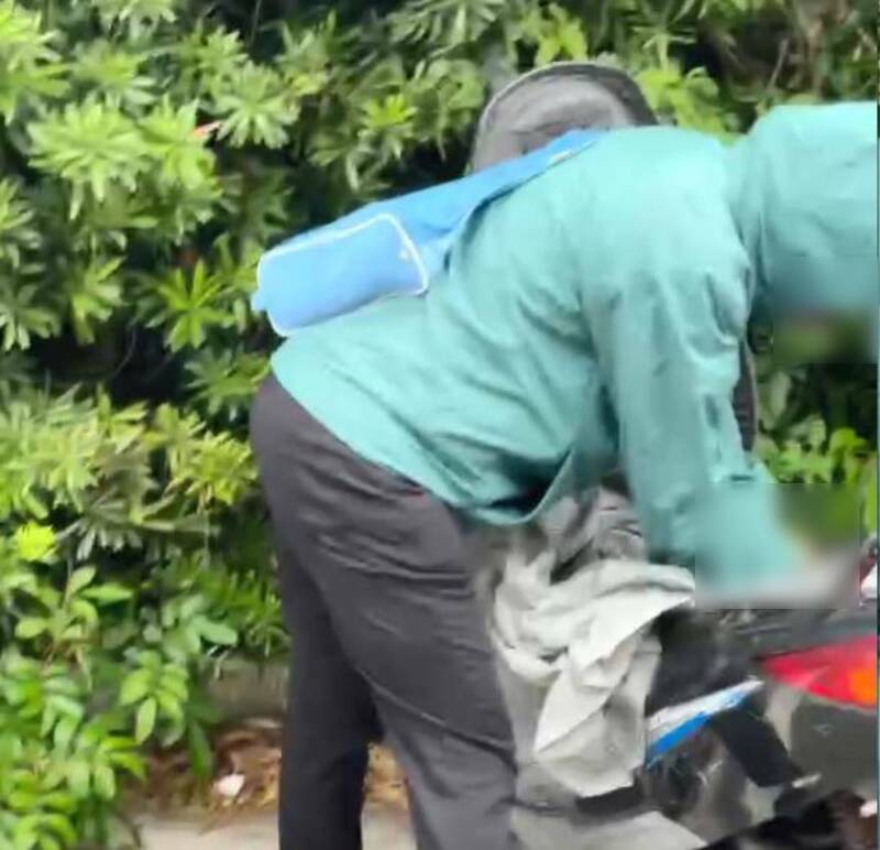 澎湖女竊嫌晨間出沒，四處偷竊機車後車座內財物。（馬公警分局提供）