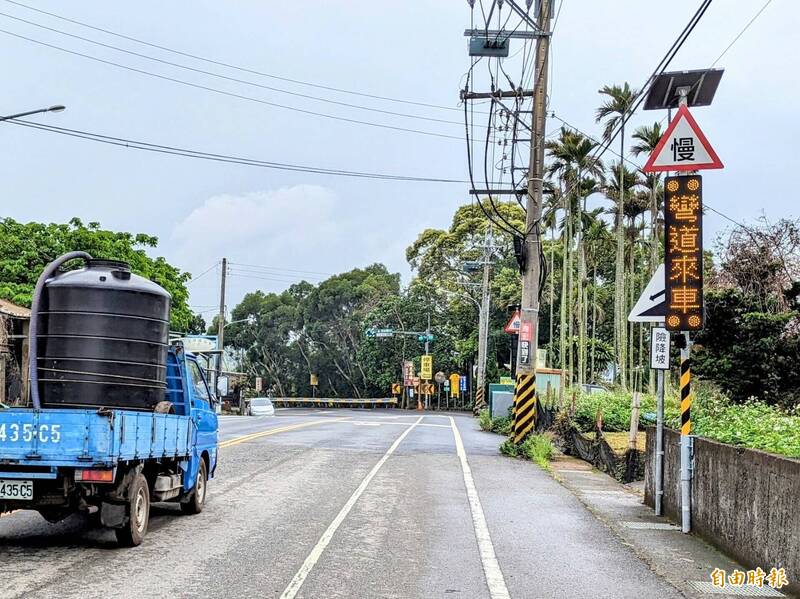南投縣首度在山道盲彎設置預警系統,透過偵測來車,提醒車輛減速,並於重機頻繁出沒的縣道139、131線等路段試行。(記者劉濱銓攝) 南投縣首度在山道盲彎設置預警系統,透過偵測來車,提醒車輛減速,並於重機頻繁出沒的縣道139、131線等路段試行。(記者劉濱銓攝)