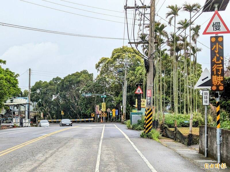 南投縣首度在山道盲彎設置預警系統,透過偵測來車,提醒車輛減速,並於重機頻繁出沒的縣道139、131線等路段試行。(記者劉濱銓攝) 南投縣首度在山道盲彎設置預警系統,透過偵測來車,提醒車輛減速,並於重機頻繁出沒的縣道139、131線等路段試行。(記者劉濱銓攝)