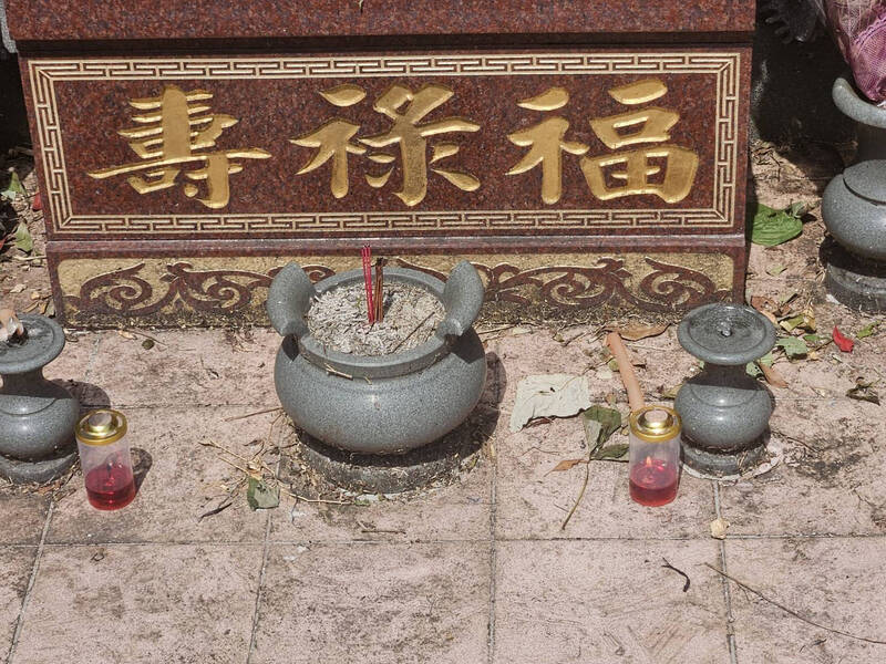 許姓計程車運將返鄉桃園大溪掃墓遇火劫，現場遺留祭祀用具。（記者李容萍翻攝）