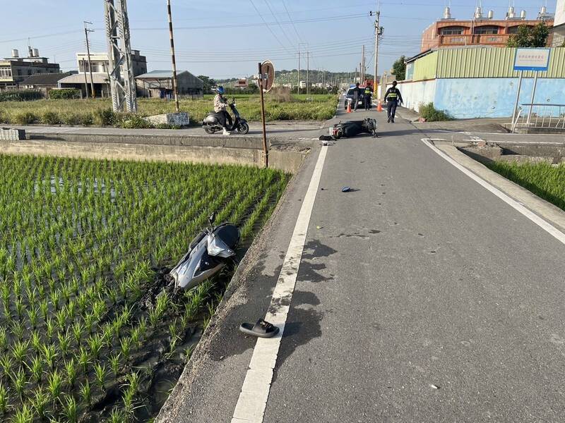 機車與微型電動二輪車在苑裡鎮中正5路與中正14路口發生碰撞。(民眾提供) 機車與微型電動二輪車在苑裡鎮中正5路與中正14路口發生碰撞。(民眾提供)