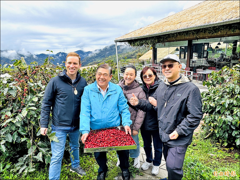 鄒族文化部落董事長鄭虞坪(左二)向外國觀光客解說高山咖啡豆特色。 (記者蔡宗勳攝) 鄒族文化部落董事長鄭虞坪(左二)向外國觀光客解說高山咖啡豆特色。 (記者蔡宗勳攝)