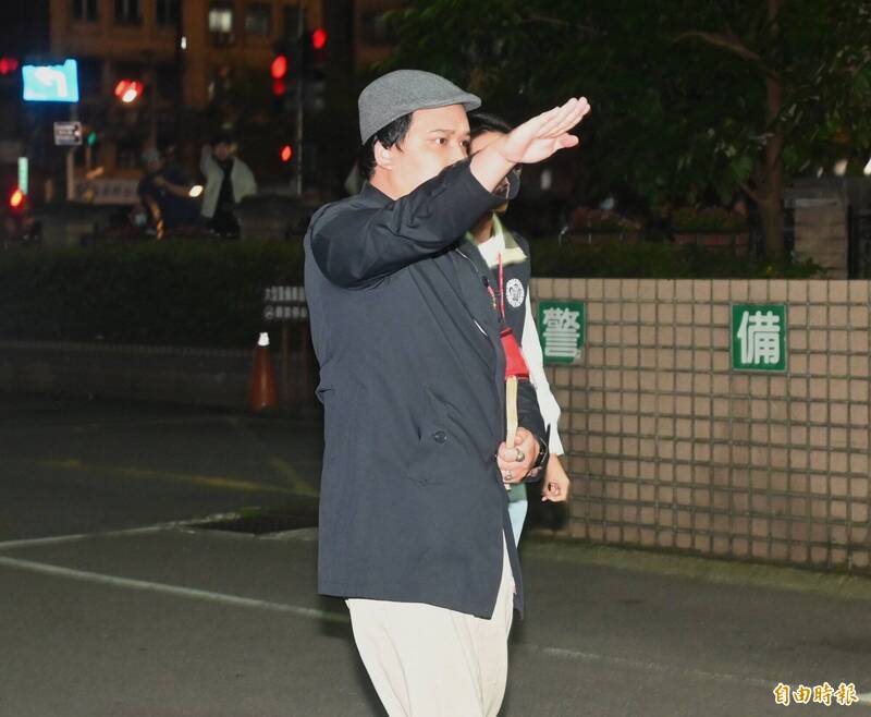 國民黨員宋建樑涉不實連署,昨晚赴新北地檢署接受應訊時,公開配戴納粹臂章並比出納粹敬禮手勢。(資料照) 國民黨員宋建樑涉不實連署,昨晚赴新北地檢署接受應訊時,公開配戴納粹臂章並比出納粹敬禮手勢。(資料照)