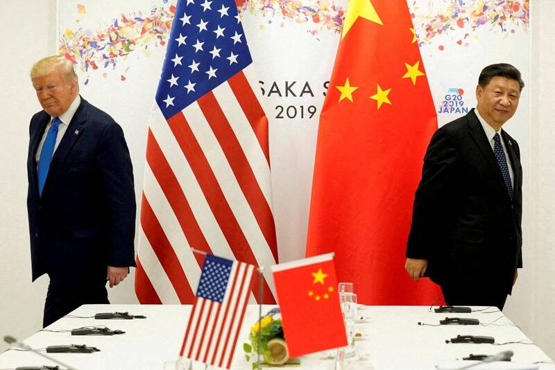 美國總統川普政府正擬定一項新貿易戰略，計劃透過與全球超過70個國家展開關稅談判，在經濟上進一步孤立中國，藉此防堵中國企業規避美國貿易限制的通路。（路透）