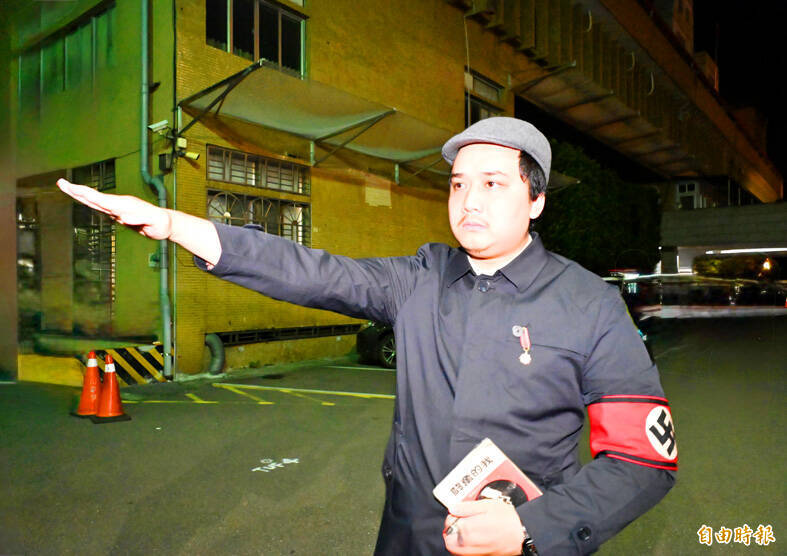 Chinese Nationalist Party (KMT) supporter Sung Chiang-liang does a Nazi salute while wearing a swastika armband outside the New Taipei City Prosecutors’ Office on Tuesday night.
Photo: Wang Yi-sung, Taipei Times Chinese Nationalist Party (KMT) supporter Sung Chiang-liang does a Nazi salute while wearing a swastika armband outside the New Taipei City Prosecutors’ Office on Tuesday night.
Photo: Wang Yi-sung, Taipei Times