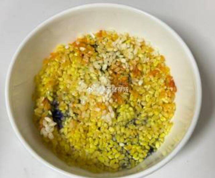 網友指出,這碗米含有過多「黃麴菌和紅麴菌」,絕對不能食用。(擷取自微博) 網友指出,這碗米含有過多「黃麴菌和紅麴菌」,絕對不能食用。(擷取自微博)