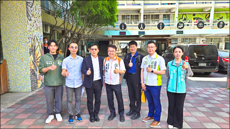 立法委員吳秉叡(中)昨日邀請中央與地方教育單位,以及多名民代會勘新莊7間國小。(吳秉叡辦公室提供) 立法委員吳秉叡(中)昨日邀請中央與地方教育單位,以及多名民代會勘新莊7間國小。(吳秉叡辦公室提供)