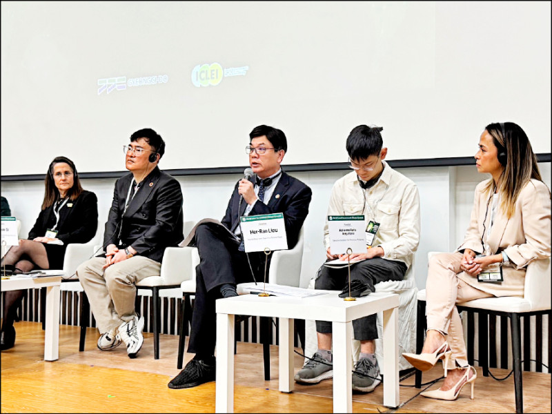 新北市副市長劉和然（中）分享住宅減碳是各城市都必須要面對的課題，需要政府藉由政策引導。（新北市環保局提供）