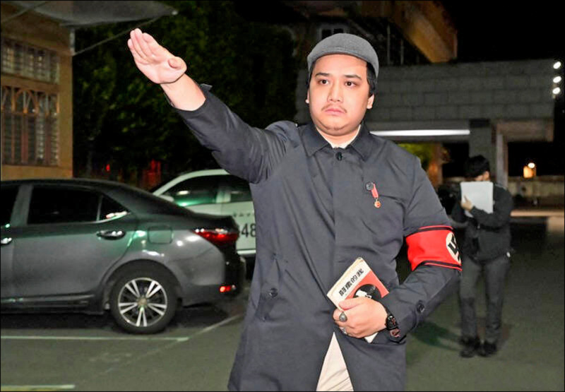 罷免民進黨立委李坤城領銜人宋建樑前晚赴新北地檢署複訊時，竟戴納粹臂章、行納粹禮，引發高度爭議。（資料照）