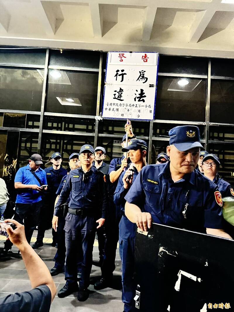 警方打斷朱立倫講,第二次舉牌警告。(記者劉慶侯攝) 警方打斷朱立倫講,第二次舉牌警告。(記者劉慶侯攝)