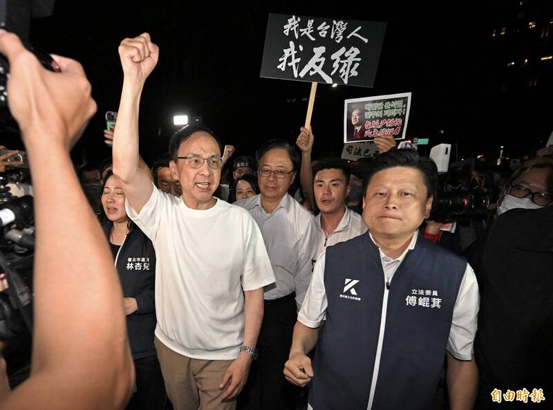 罷綠連署書被檢舉造假,檢調17日約談國民黨台北市黨部主委黃呂錦茹等人,國民黨主席朱立倫(左)下達動員令,號召所有黨公職到北檢前聲援抗議司法不公。(記者塗建榮攝) 罷綠連署書被檢舉造假,檢調17日約談國民黨台北市黨部主委黃呂錦茹等人,國民黨主席朱立倫(左)下達動員令,號召所有黨公職到北檢前聲援抗議司法不公。(記者塗建榮攝)