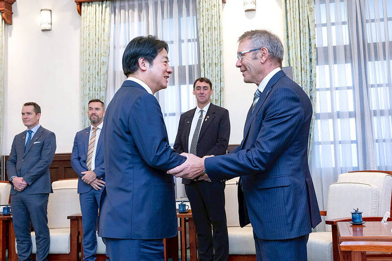 
President William Lai, front left, shakes hands with New Zealand Member of Parliament Stuart Smith at the Presidential Office in Taipei yesterday. 
Photo courtesy of the Presidential Office via CNA