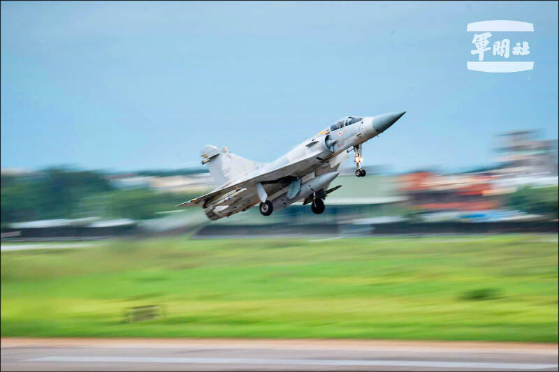 空軍幻象2000戰機在去年9月10失事,空軍下令同型機停飛實施「天安特檢」以確保安全,二聯隊長潘東櫸少將在9月24日親自同乘一架雙座型幻象戰機升空,宣示恢復戰訓任務。(軍聞社) 空軍幻象2000戰機在去年9月10失事,空軍下令同型機停飛實施「天安特檢」以確保安全,二聯隊長潘東櫸少將在9月24日親自同乘一架雙座型幻象戰機升空,宣示恢復戰訓任務。(軍聞社)