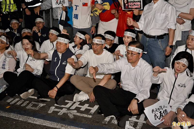 國民黨主席朱立倫等人頭綁布條,在台北地檢署前靜坐比倒讚抗議。(記者塗建榮攝) 國民黨主席朱立倫等人頭綁布條,在台北地檢署前靜坐比倒讚抗議。(記者塗建榮攝)