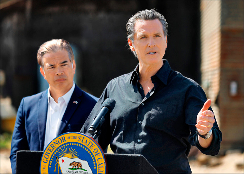 加州州長紐松（右）指出，關稅戰這是美國現代史上所經歷過自我傷害最深的決策之一。（法新社）