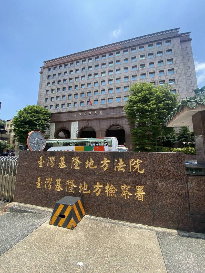基隆地檢署今天上午指揮基隆市警局、基隆市調查站約談連署人,釐清是否涉犯偽造文書罪,連署人一度以為是詐騙集團上門行騙。(記者林嘉東攝) 基隆地檢署今天上午指揮基隆市警局、基隆市調查站約談連署人,釐清是否涉犯偽造文書罪,連署人一度以為是詐騙集團上門行騙。(記者林嘉東攝)