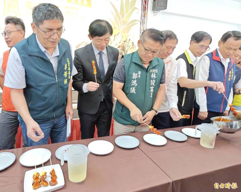 副市長葉澤山(左2)帶領各界貴賓製作鮮甜的鳳梨糖葫蘆,美味行銷地方產業。(記者吳俊鋒攝) 副市長葉澤山(左2)帶領各界貴賓製作鮮甜的鳳梨糖葫蘆,美味行銷地方產業。(記者吳俊鋒攝)