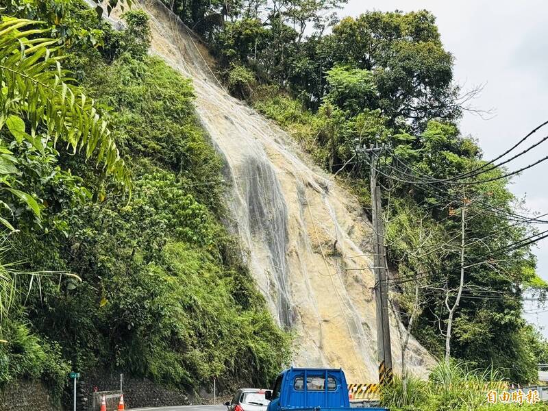 阿里山公路39.17K正進行邊坡護坡作業,實施交通管制。(記者蔡宗勳攝) 阿里山公路39.17K正進行邊坡護坡作業,實施交通管制。(記者蔡宗勳攝)