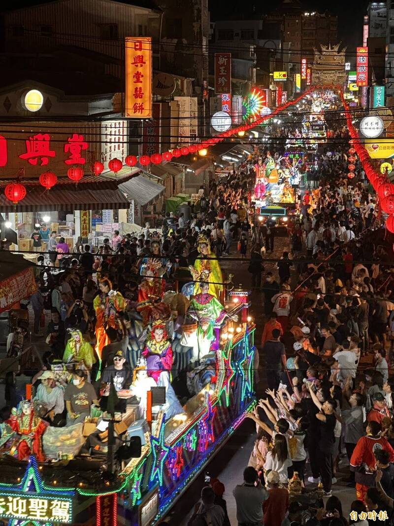 真人藝閣遊行是北港朝天宮迎媽祖的重頭戲之一,今年藝閣車有63輛隊伍長達3公里超壯觀。(記者黃淑莉攝) 真人藝閣遊行是北港朝天宮迎媽祖的重頭戲之一,今年藝閣車有63輛隊伍長達3公里超壯觀。(記者黃淑莉攝)