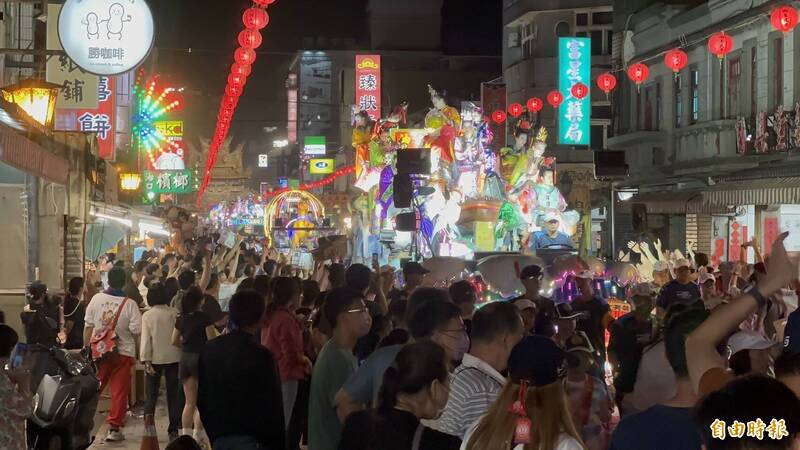 藝閣遊行沿途發送餅干、糖果及各式各樣物品,吸引許多民眾搶拿。(記者黃淑莉攝) 藝閣遊行沿途發送餅干、糖果及各式各樣物品,吸引許多民眾搶拿。(記者黃淑莉攝)