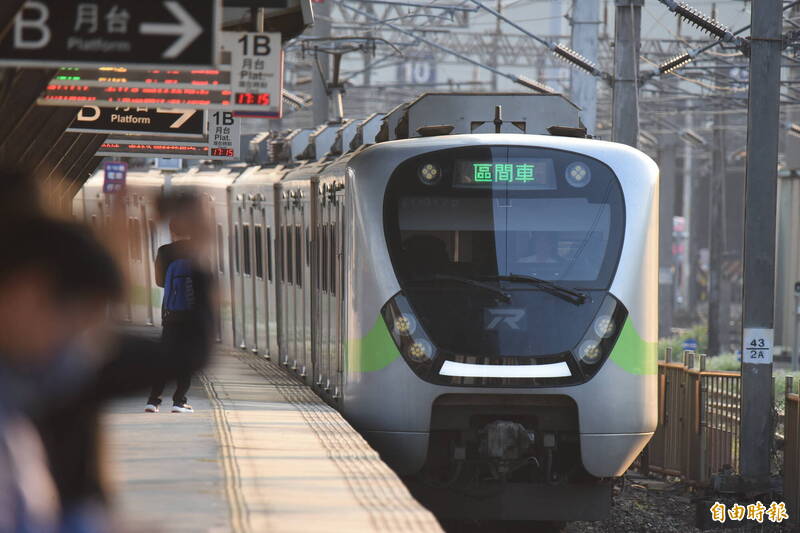 台鐵EMU900通勤電聯車。(記者吳亮儀攝) 台鐵EMU900通勤電聯車。(記者吳亮儀攝)
