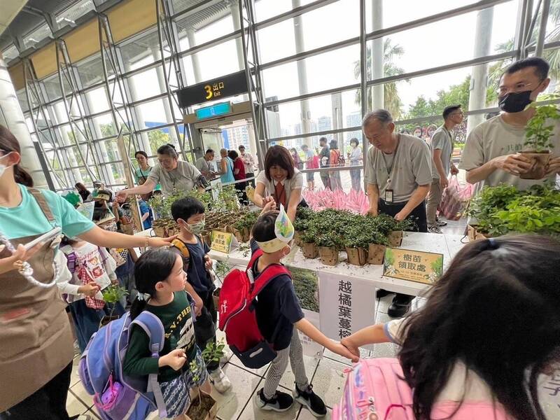 台灣高鐵邀請民眾「共植美好」,3600株樹苗贈送旅客。(高鐵公司提供) 台灣高鐵邀請民眾「共植美好」,3600株樹苗贈送旅客。(高鐵公司提供)