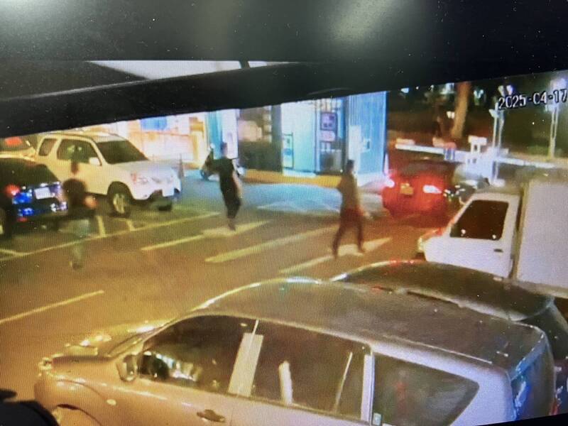3名便衣員警昨天晚間在高市五福一路埋伏查緝1名通緝犯時,誤將1名路過的女老師當成其同夥。(記者蔡清華翻攝) 3名便衣員警昨天晚間在高市五福一路埋伏查緝1名通緝犯時,誤將1名路過的女老師當成其同夥。(記者蔡清華翻攝)