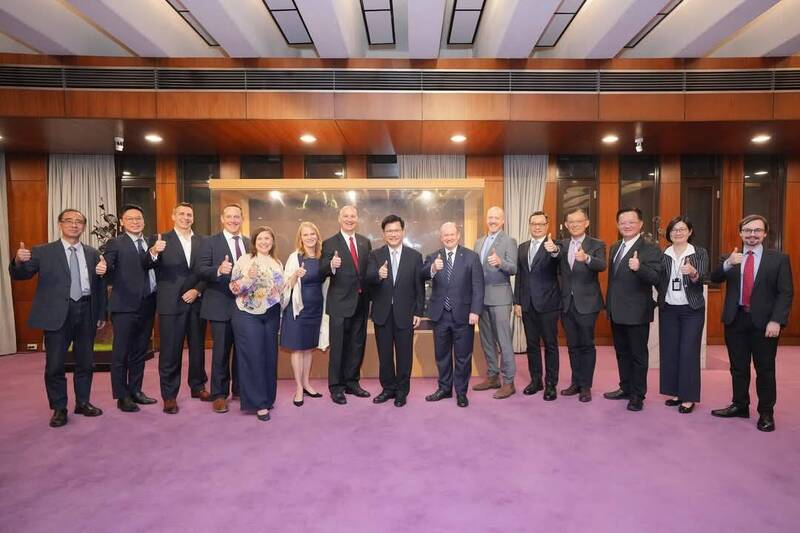 外交部長林佳龍17日設宴歡迎美國參議院跨黨派訪問團瑞克茲(Pete Ricketts)、昆斯(Chris Coons)、巴德(Ted Budd)等人。(外交部提供) 外交部長林佳龍17日設宴歡迎美國參議院跨黨派訪問團瑞克茲(Pete Ricketts)、昆斯(Chris Coons)、巴德(Ted Budd)等人。(外交部提供)