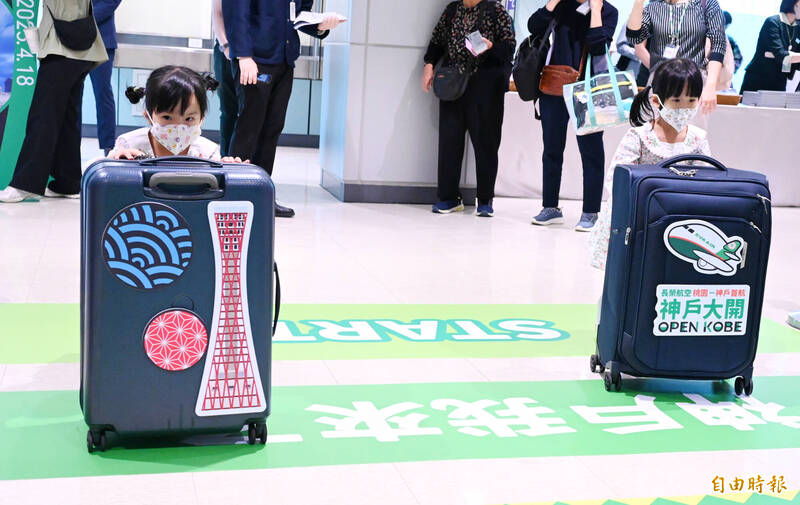 為慶祝首航,長榮航空特別於桃園國際機場C8候機室舉辦首航活動,現場除了設置神戶著名景點拍照背板,並規劃輕鬆有趣的互動遊戲及有獎徵答。(記者朱沛雄攝) 為慶祝首航,長榮航空特別於桃園國際機場C8候機室舉辦首航活動,現場除了設置神戶著名景點拍照背板,並規劃輕鬆有趣的互動遊戲及有獎徵答。(記者朱沛雄攝)