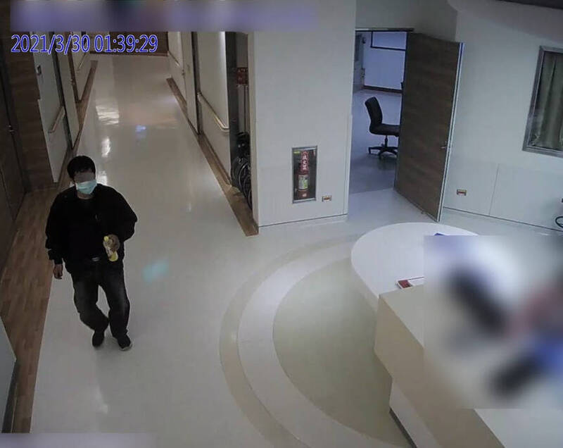 60歲張姓男子,2021年趁著新婚妻子陳女因痔瘡手術入院之際,將含有麻醉劑「待布卡因」的藥物混入飲料中給妻子食用,導致陳女突發癲癇失去意識,最後因腦部缺氧身亡。(記者鄭景議翻攝) 60歲張姓男子,2021年趁著新婚妻子陳女因痔瘡手術入院之際,將含有麻醉劑「待布卡因」的藥物混入飲料中給妻子食用,導致陳女突發癲癇失去意識,最後因腦部缺氧身亡。(記者鄭景議翻攝)